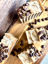 Lade das Bild in den Galerie-Viewer, Olivenöl-Seife "Espresso Mediterráneo"